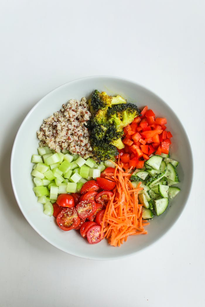 why-choose-us Colorful vegetable salad with quinoa, ideal for a healthy diet.